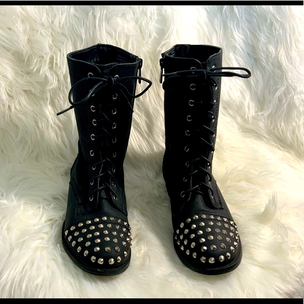 BAMBOO BLACK SPIKED WOMANS ANKLE BOOTS. SIZE 8M.